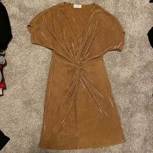 Such a pretty, head turning dress! Bronze, chic